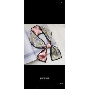 Womens revisible scarf NWT - Green Giraf